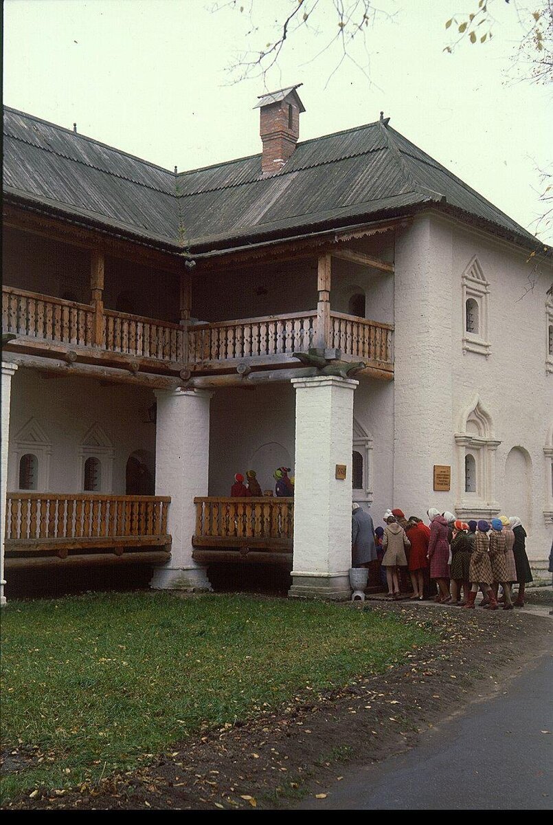 Фото Белявского Ю.И. 1983 г. Вход на выставку в Музей самодеятельного творчества. Из собрания ГВСМЗ