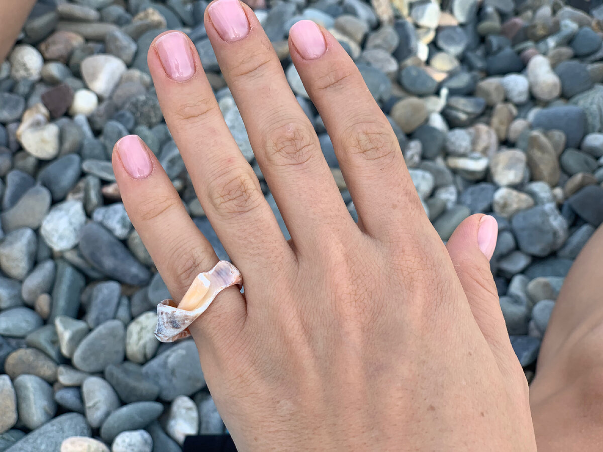 Считается, что ношения кольца на мизинце предпочитают люди, которые открыты миру и людям.