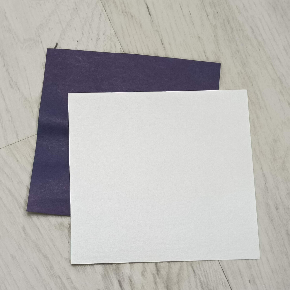 Картон и цветная бумага могут быть любого размера, квадратной или прямоугольной формы.