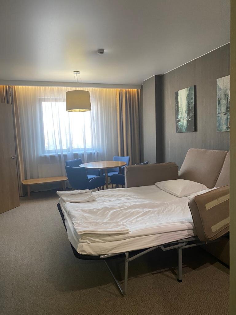 В первой комнате раскладной диван, стол обеденный, чайно-кофейные принадлежности, небольшой холодильник, телевизор