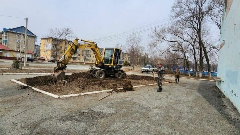     С приходом весны, с установлением стабильно тёплых температур воздуха в Артёмовском городском округе активизировались работы по благоустройству. Показательно и очень важно то, что в них активно принимают участие жители округа.