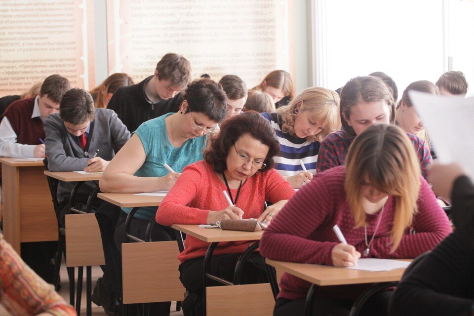     Текст для диктанта в этом году подготовил писатель из Владивостока Василий Авченко Олег УКЛАДОВ