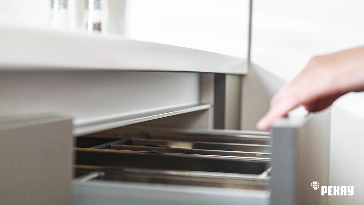 Достаточно потянуть за заднюю стенку фасада, чтобы открыть.