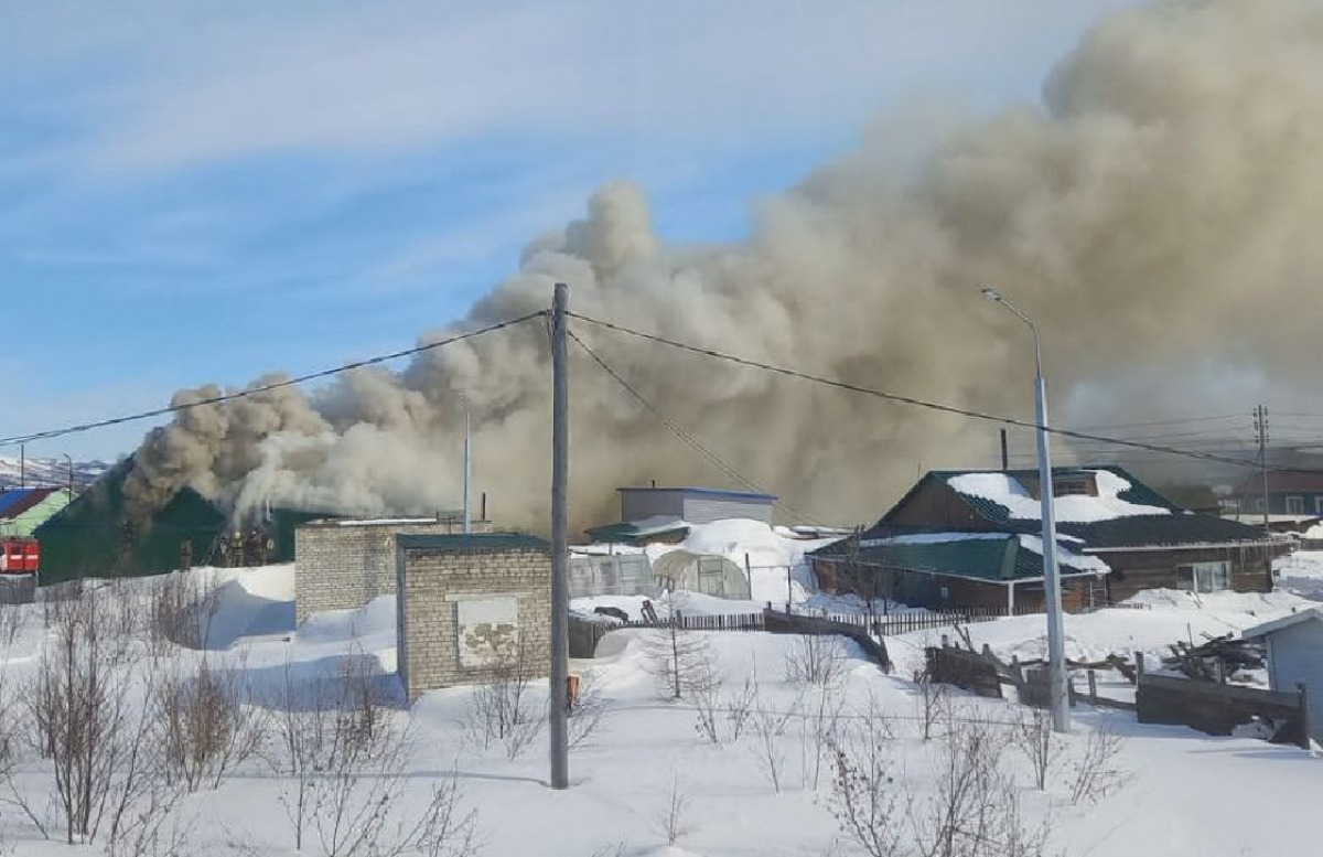   В Хабаровском крае МЧС проверит пожар на складе в Охотске