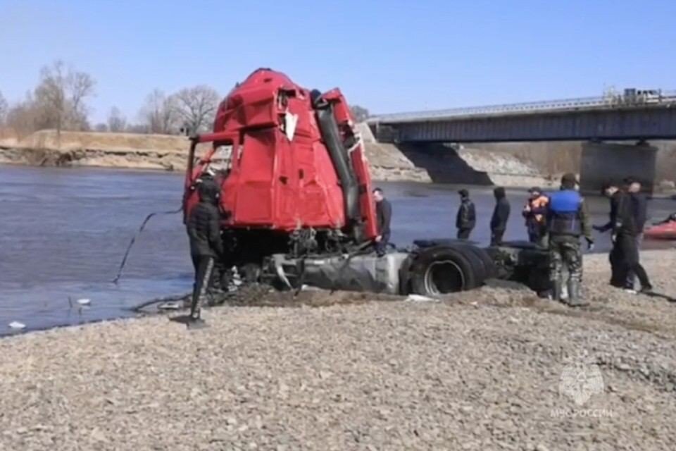    Фура везла около 17 тонн изоцианата ГУ МЧС России по Хабаровскому краю