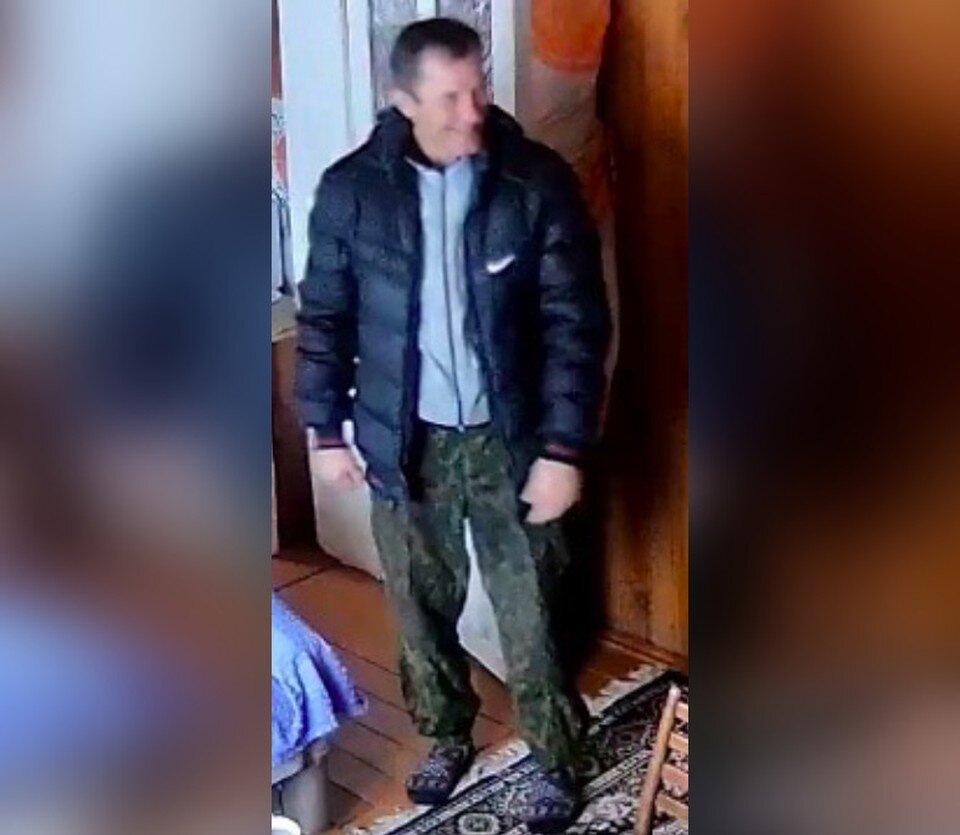    Так был одет Андрей Мелкомуков в день исчезновения/Кадр с камер видеонаблюдения, в гостях в друга