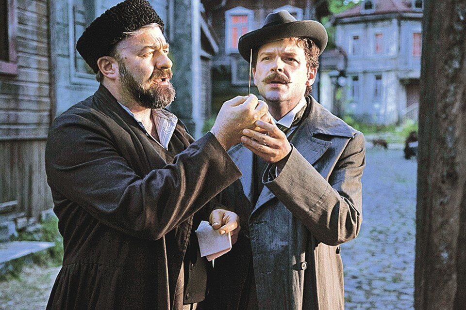     Гиляровский (слева, Михаил Пореченков) и Станиславский (Константин Крюков) постигают зловещие тайны московского дна. Фото: Кадр из фильма