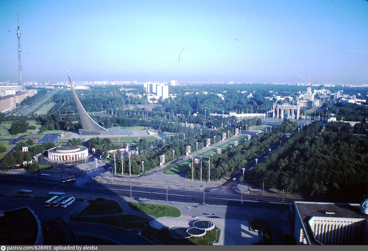 Монумент "Покорителям космоса" на ВДНХ в 1984 году. Автор фото: Robert Brumter. С сайта www.pastvu.com.