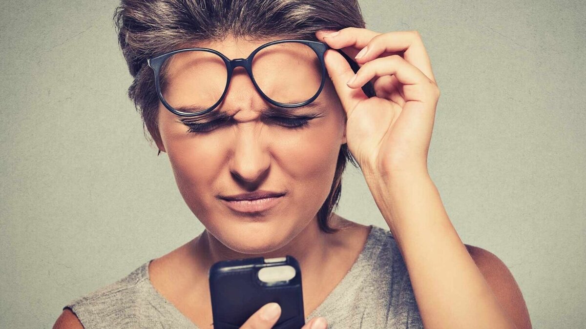    Понаблюдайте за собой во время использования смартфона — вы наверняка иногда щуритесь