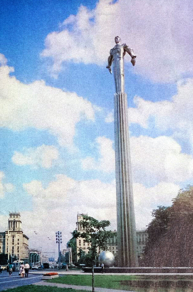 Титановый памятник первому космонавту Земли Юрию Алексеевичу Гагарину работы скульптора Павла Бондаренко был установлен в Москве 4 июля 1980 года на одноимённой площади на Ленинском проспекте.