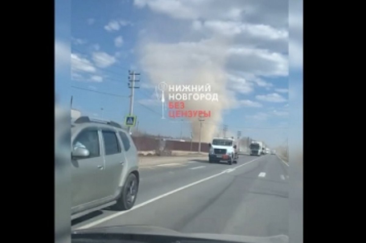    Смерч сорвал крышу здания на Автозаводском шоссе в Нижнем Новгороде