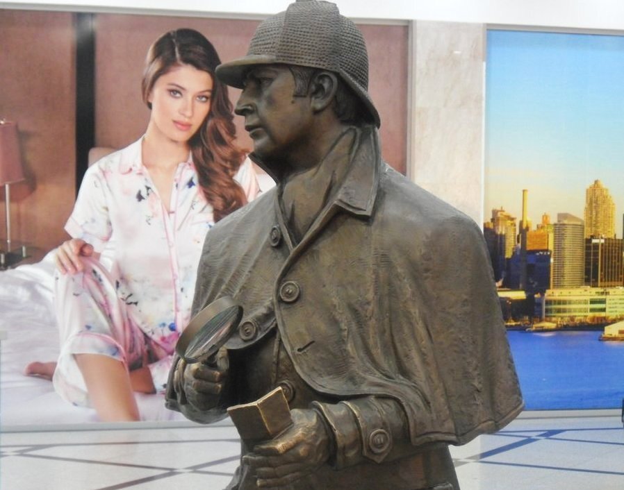 / фрагмент скульптуры Шерлока Холмса и доктора Ватсона в Екатеринбурге /