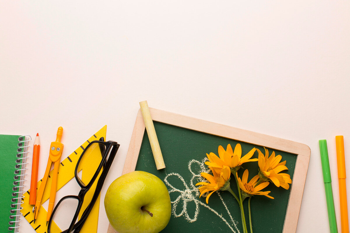 источник фото: Изображение от <a href="https://ru.freepik.com/free-photo/assortment-of-teacher-s-day-elements_16618738.htm#page=3&query=%D1%88%D0%BA%D0%BE%D0%BB%D0%B0&position=0&from_view=search&track=sph">Freepik</a>