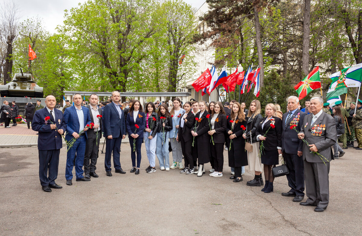 Общественники, ветераны, студенты и Комитет по образованию, науке и молодежной политике Государственного Совета Республики Крым на возложении цветов к монументу Освободителям Симферополя