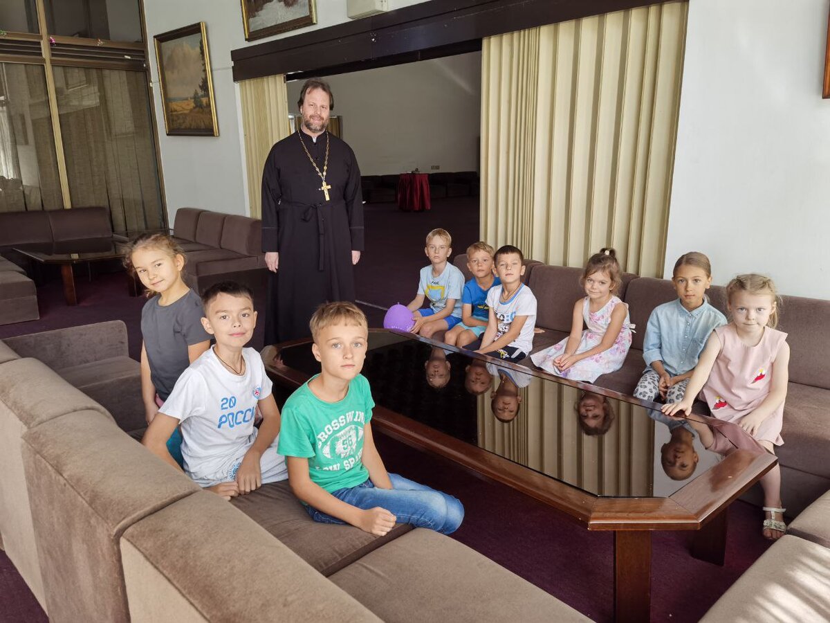Отец Владимир общается с детьми учащимися в русской школе при посольстве