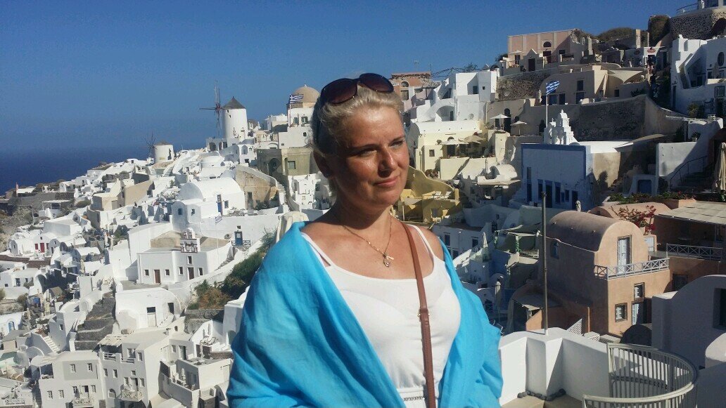 Перед вылетом на Крит даже не представляла, что окажусь в сказке. Слышала разные мнения о Санторини: 70% из 100% отрицательные. Да, да- отрицательные: "что там смотреть, белые домики с голубыми крышами и всё... Пока доберешься до него на пароме, c ума сойдешь. Никогда, никого не слушайте! Решили-езжайте! Санторини может не понравиться только бесчувственному болвану!