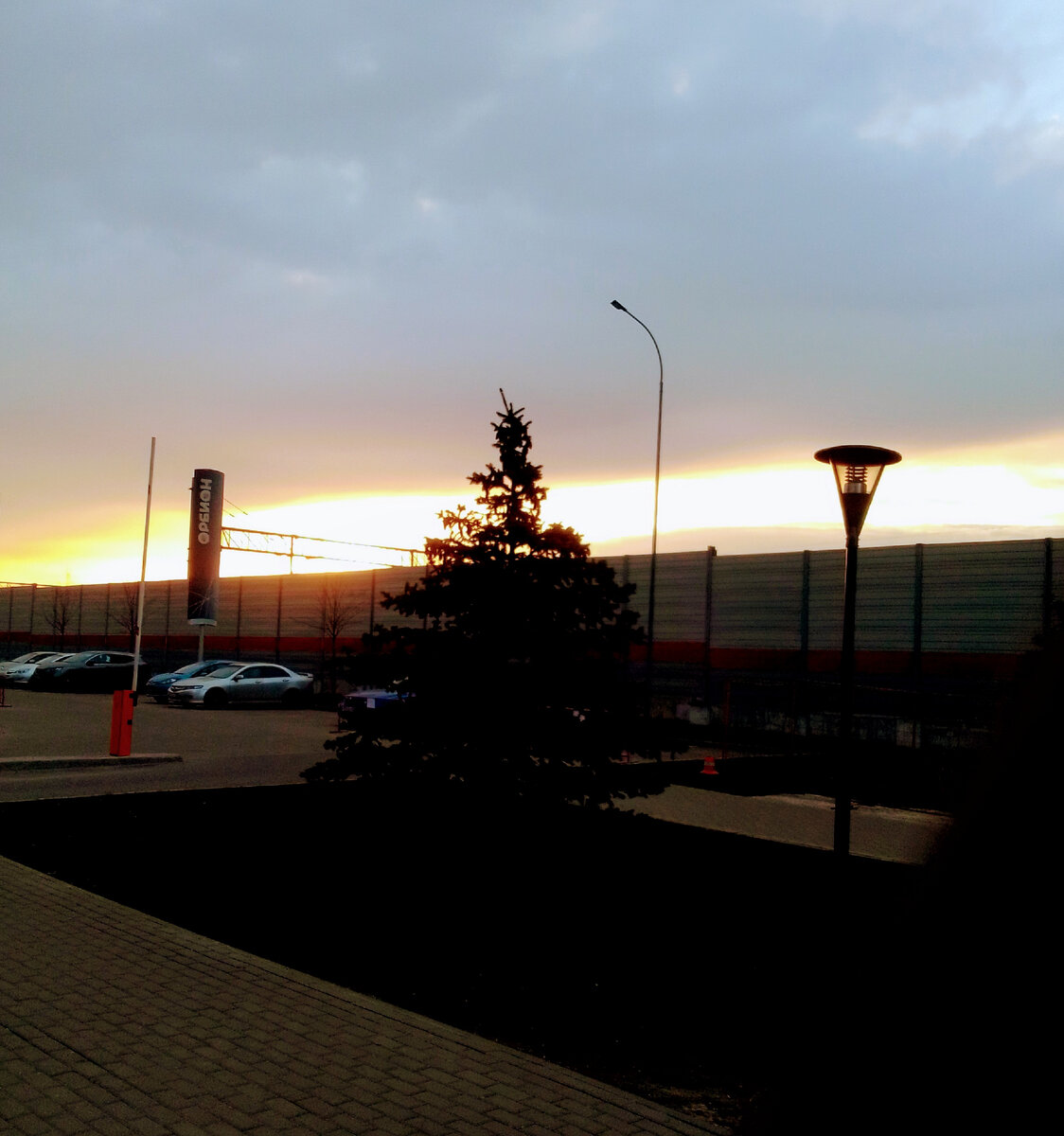 Уже начал брезжить рассвет. Огненное зарево виднелось из окна... Фото к рассказу "Беспокойная ночь" книги "Командоры". Автор рассказа и фото В.А.Галашевский 18 апреля 2023г