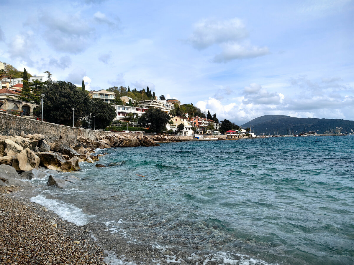 Вид с набережной на современный Герцег Нови 