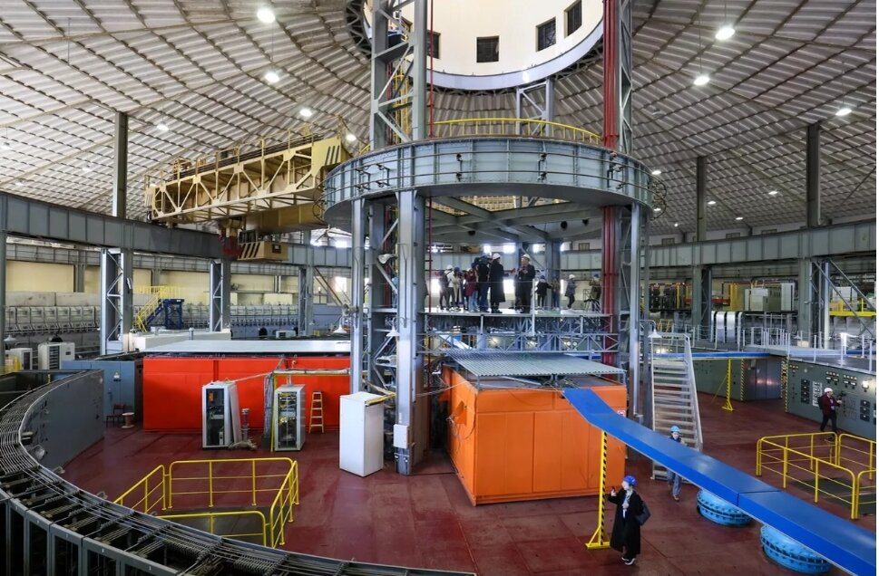 В корпусе, где размещался первый синхрофазотрон ОИЯИ - 
© Фото : АНО "Национальные приоритеты"
