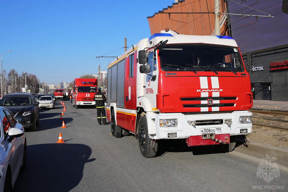 🚒 В одном из крупнейших торговых центров города Перми «IMALL Эспланада»  прошло показное пожарно-тактическое учение | МЧС Прикамья | Дзен