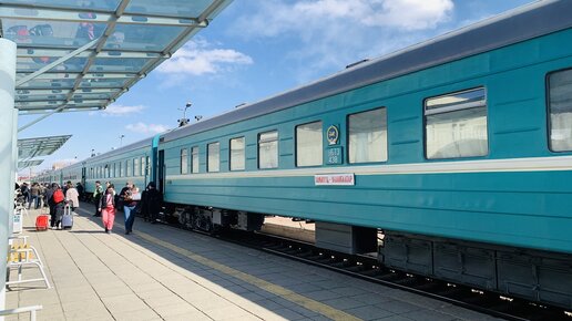 Монгольский поезд №276 сообщением "Улан Батор-Замын Ууд" готовится к ...