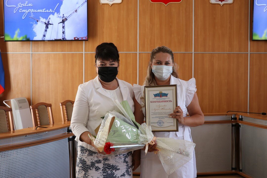 Светлана Дорош (слева) вручает Благодарность Главы администрации Ларисе Лушневой. Источник: сайт феодосийской администрации. Август 2021 года