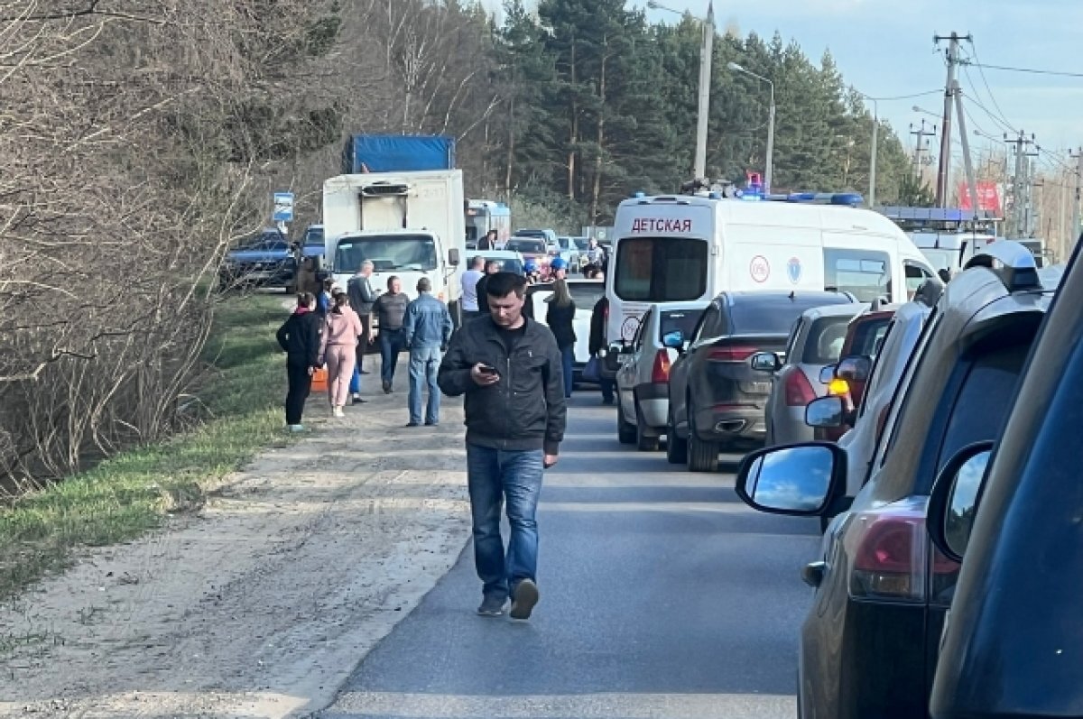 В деревне Глазково под Тверью из-за серьезной аварии собралась пробка ...