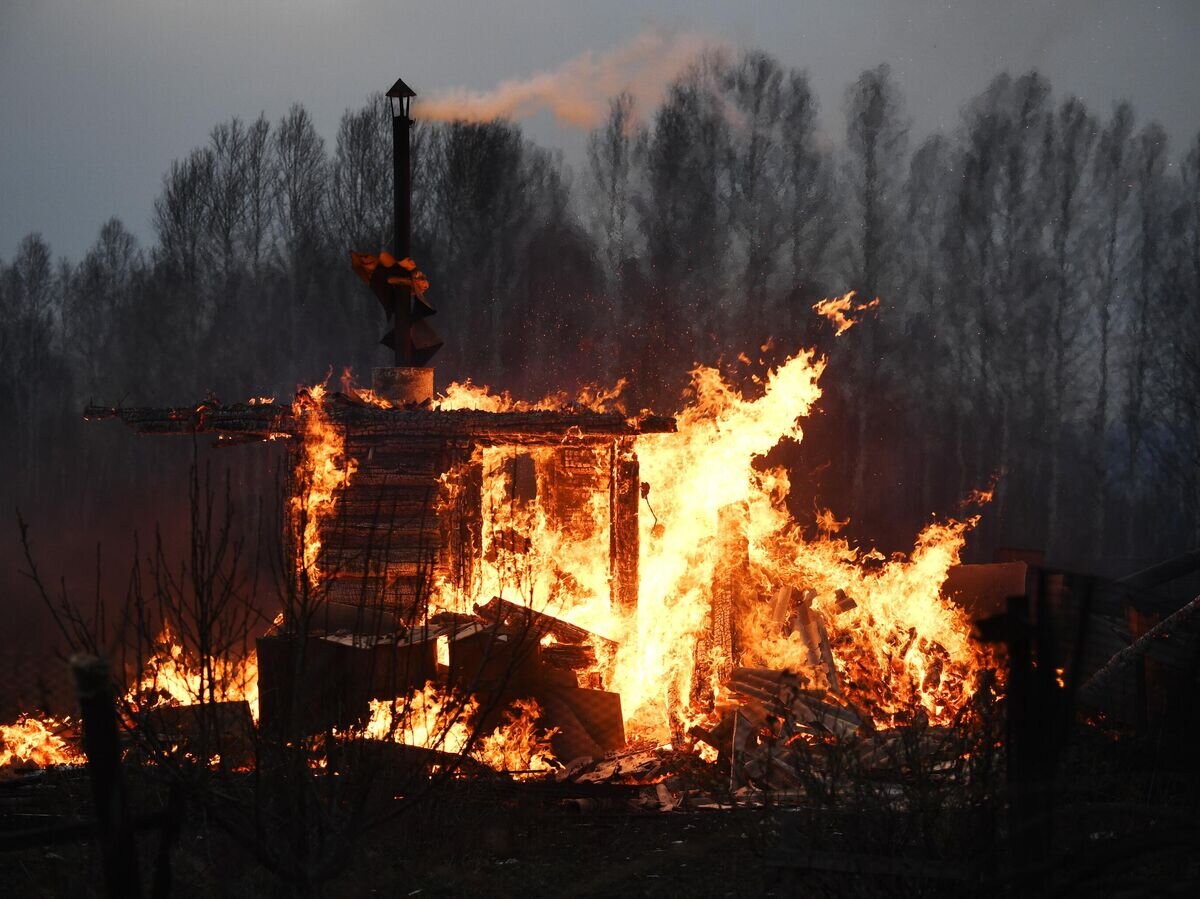    Горящий дом в дачном поселке Новосибирской области© РИА Новости / Александр Кряжев