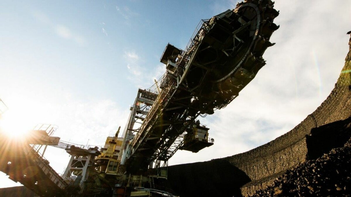     В Шарыповском районе началась модернизация самого большого экскаватора в отечественной угледобыче. Экскаватор ЭРШРД-5250, высотой 51 метр и весом 4 000 тонн, за час может добывать 4 500 тонн угля. Всего в России два таких экскаватора, и оба — на Березовском разрезе, под номерами 139/1 и 139/2.