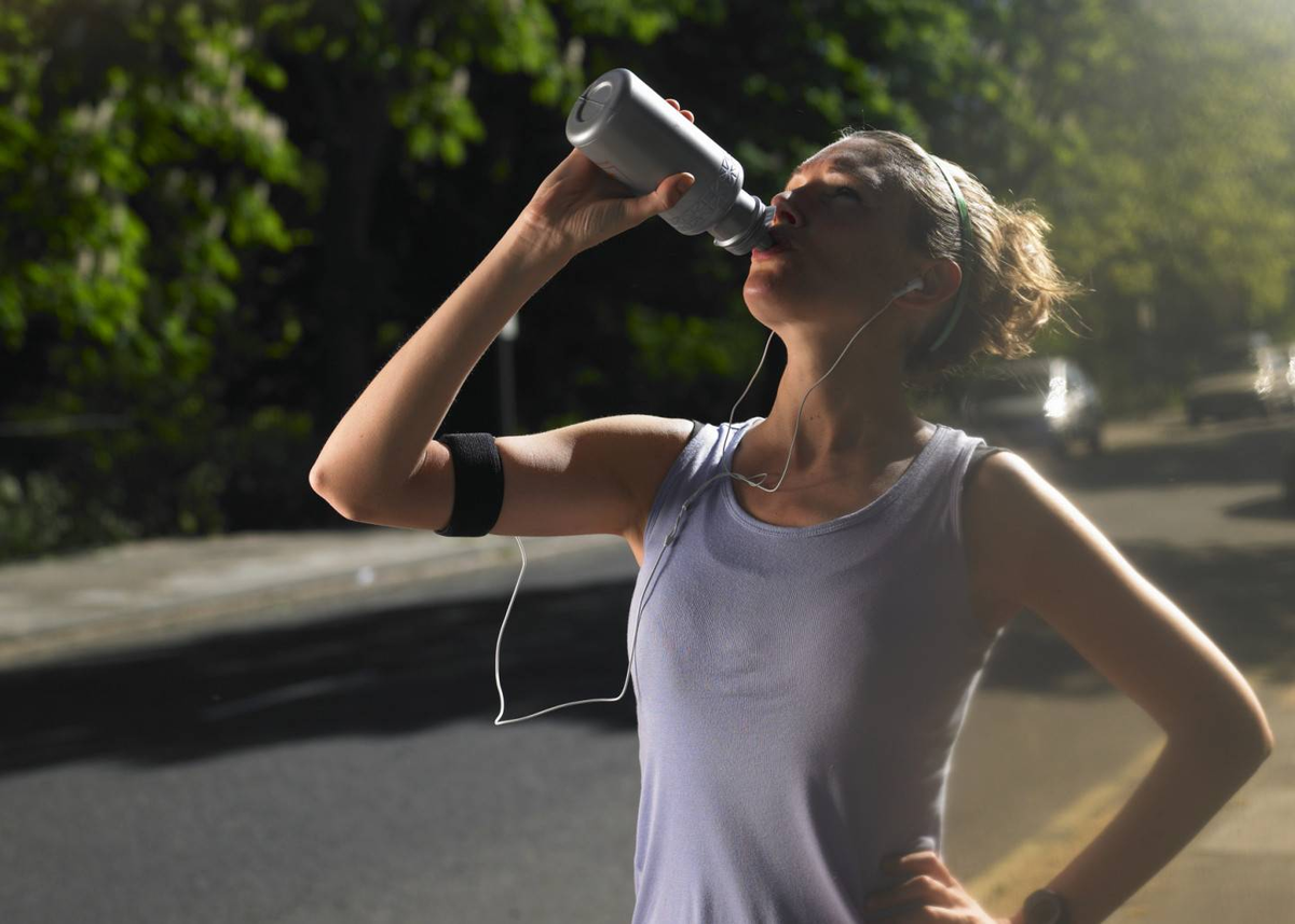 Девушка после пробежки. Девушки в жару. Девушка пьет воду в жару. Тренировка в жару. Девушка с бутылкой воды.