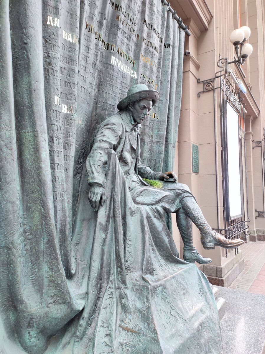 Памятник Евгению Вахтангову на Арбате в Москве. Источник — dzen.ru/pa_myatnik