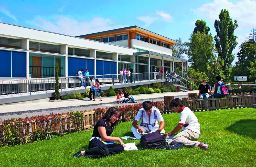 Switzerland schools. College du Leman колледж дю Леман College du Leman. Средняя школа в Швейцарии. Международная школа Швейцарии. Колледж в Швейцарии.