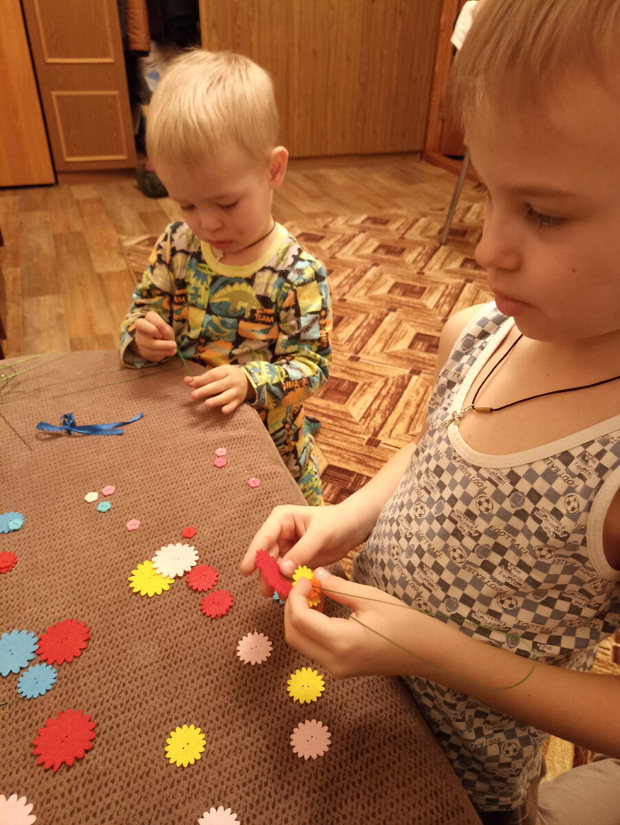 Оба сосредоточены и заняты подарком для бабушек 