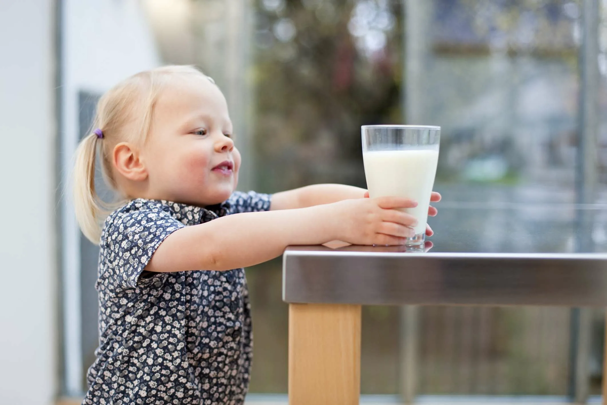 Молоко для детей. Белковая молоко для детей. Ребенок с пищевой аллергией на молоко.