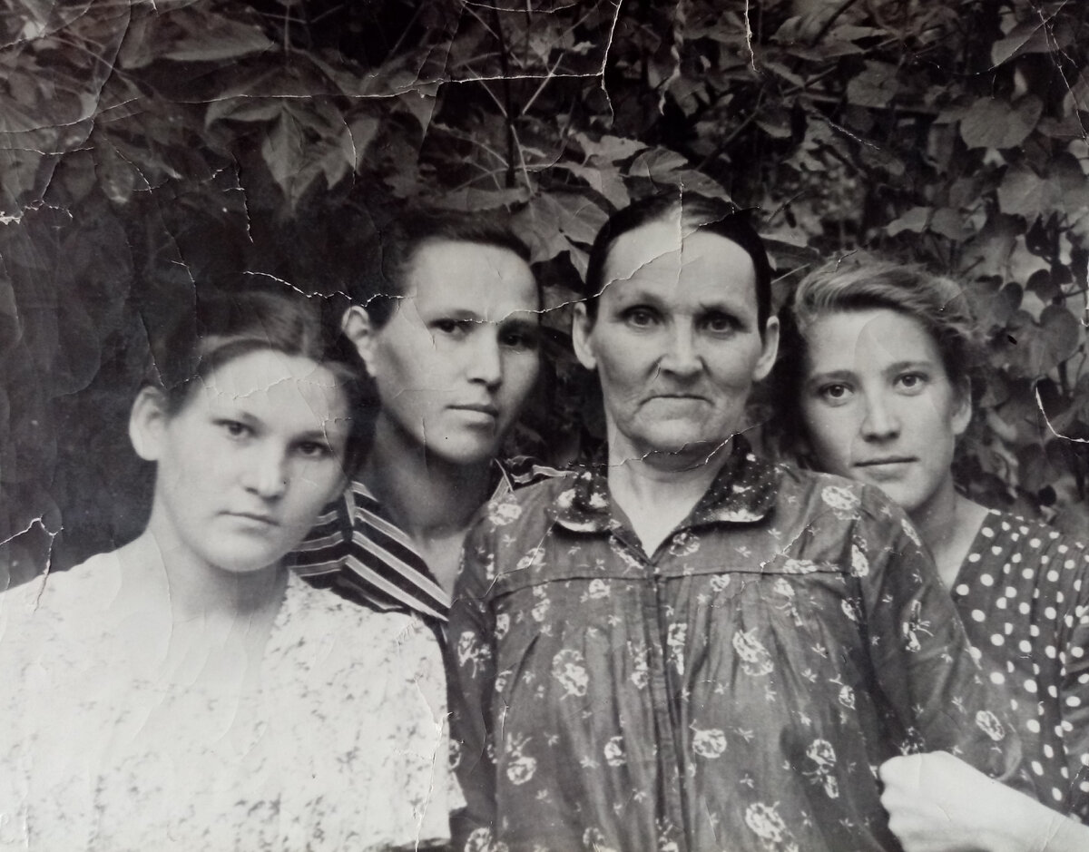 Бабушка с сестрами и своей мамой.  Уже после ВОВ. Конец 40х