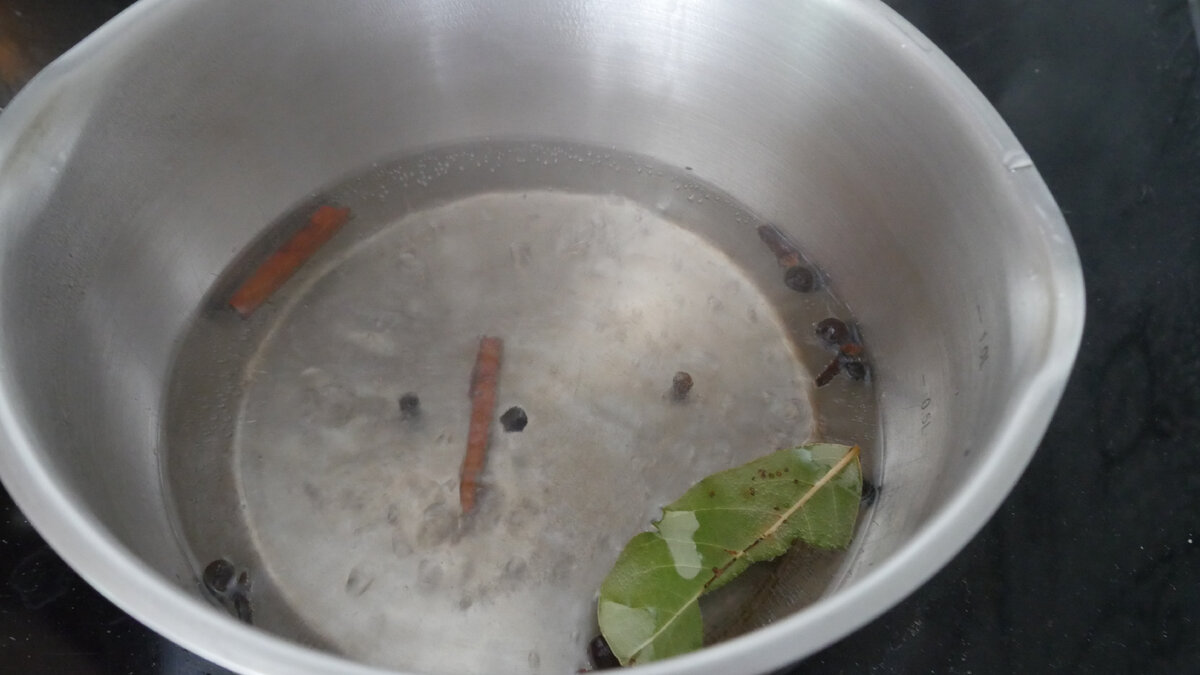 Кипятить минуту, потом остудить до комнатной температуры.