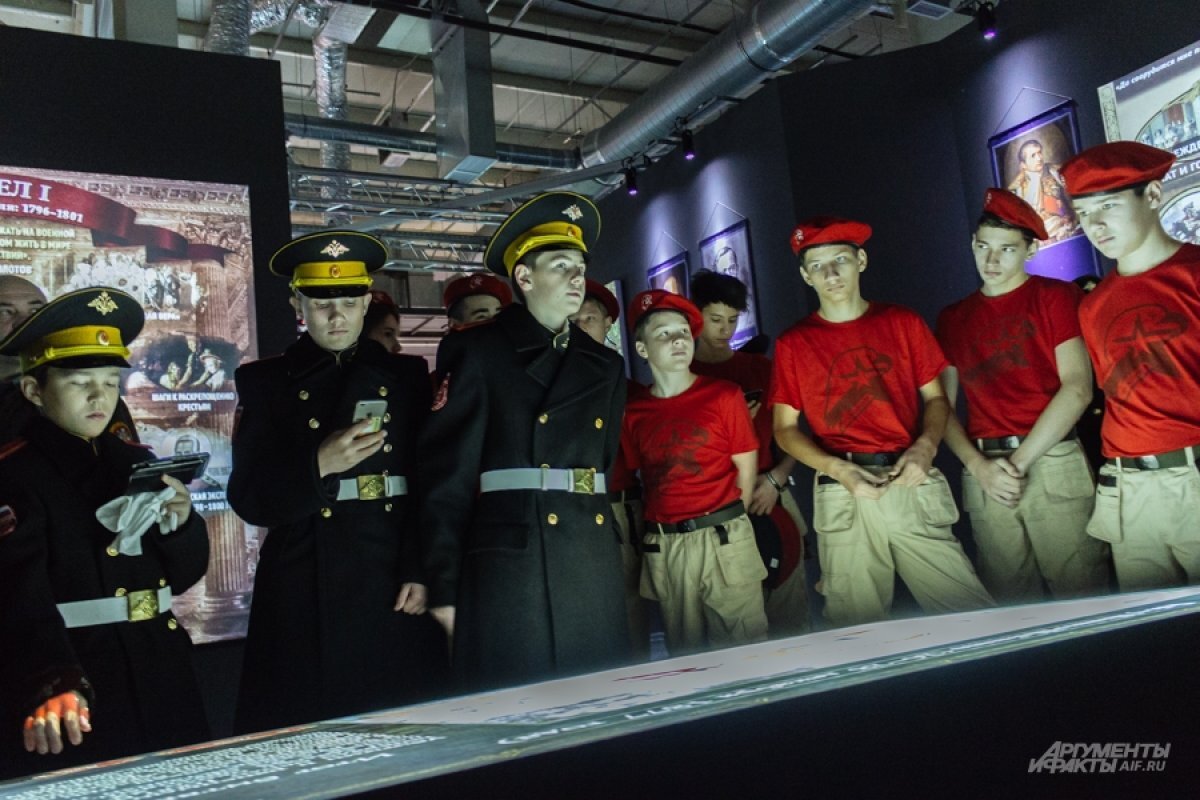    Волгоградки сфотографировались в кителях мужей