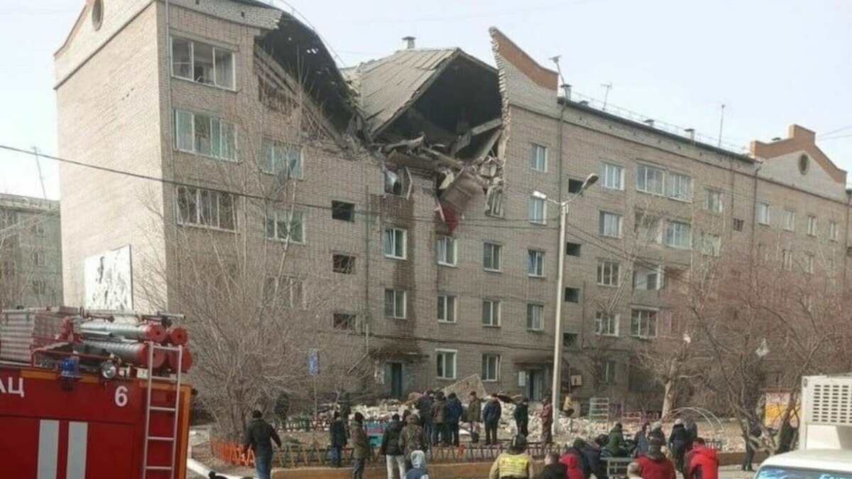     Спасены 12 человек, включая трех детей.