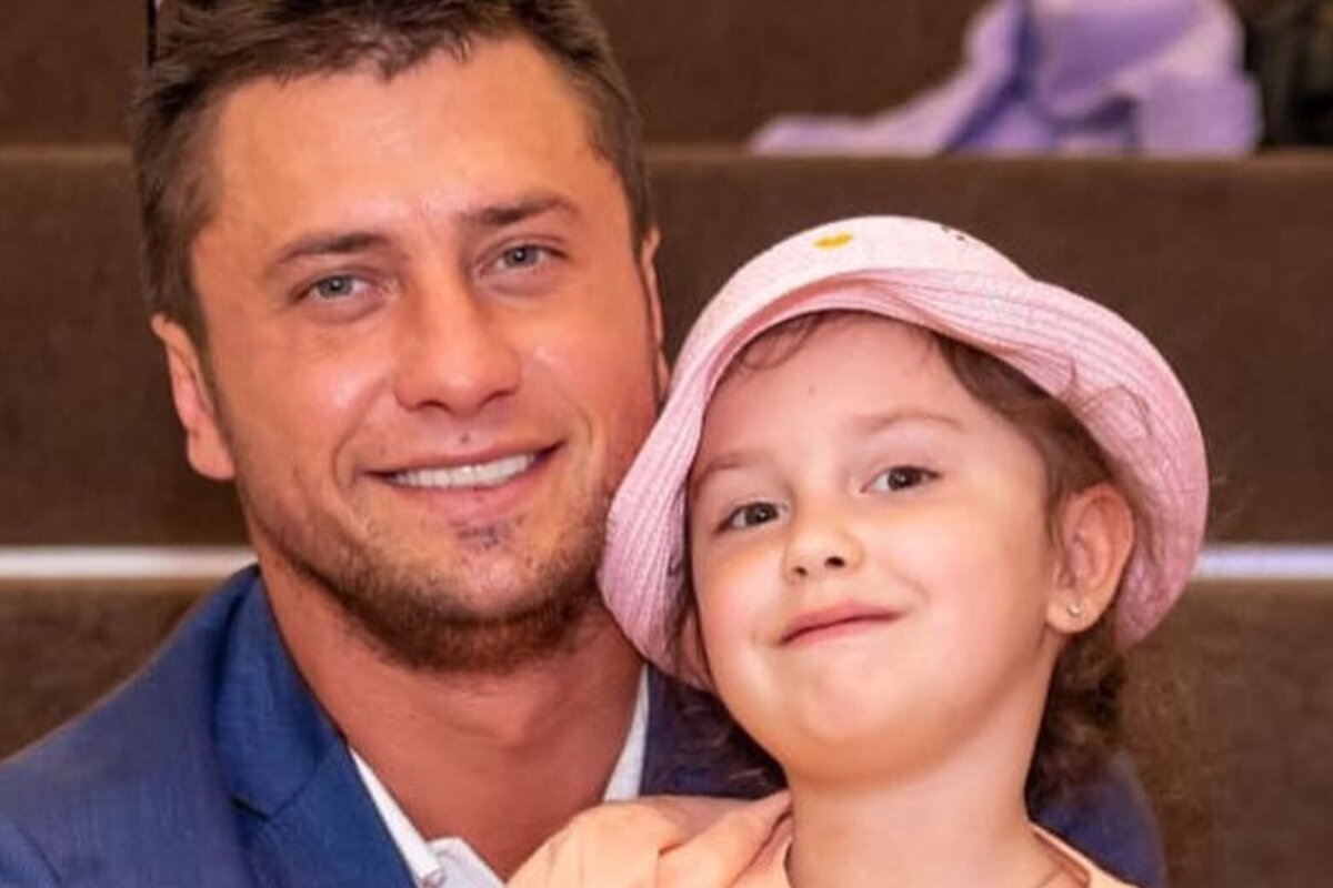     «Горжусь любимой дочкой!»: Павел Прилучный приехал в школу к Мие