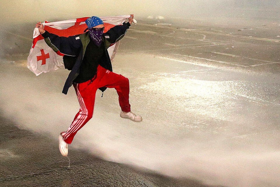     Грузия вслед за Россией захотела избавиться от внешнего влияния, но оно оказалось против.  REUTERS