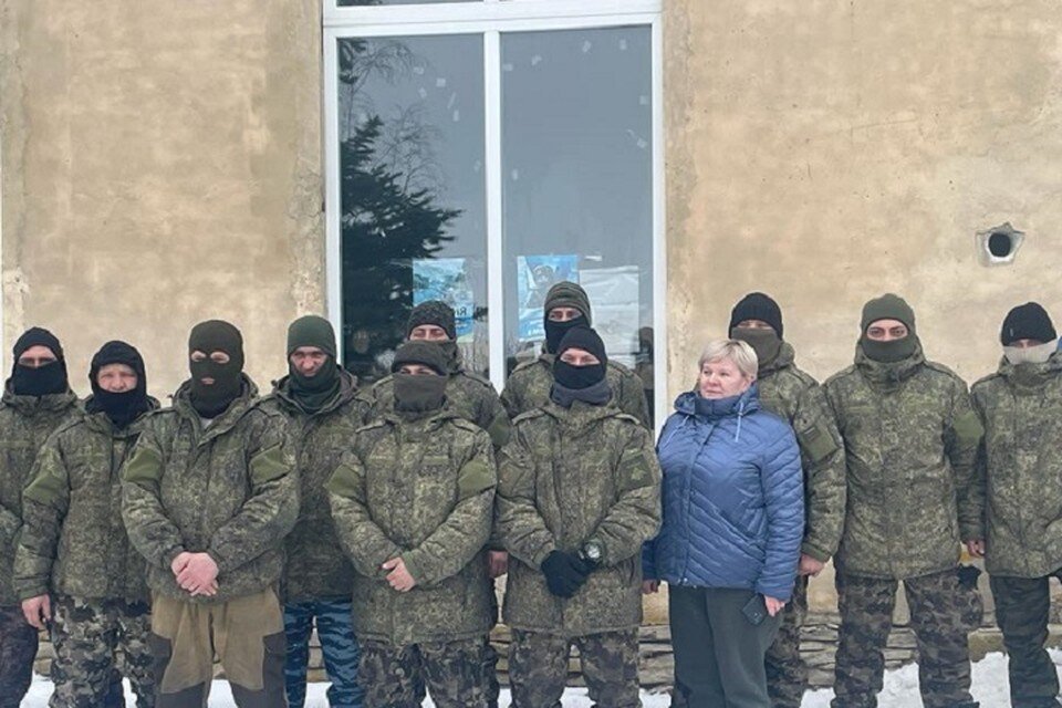     Валентина Кротько в окружении военных. Фото: личный архив