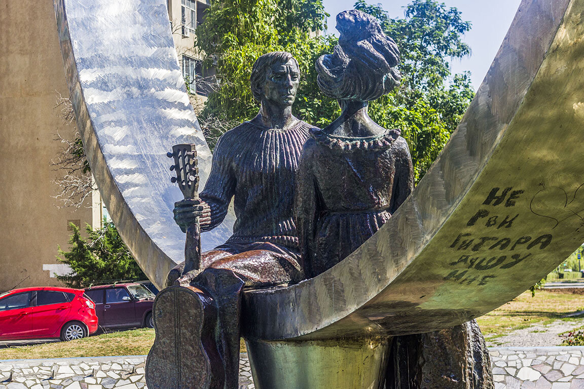 На чем стоят памятники. Памятник Высоцкому Волгодонск. Памятник Высоцкому в Волгограде. Памятник Владимиру Высоцкому (Ростов-на-Дону). Памятник Высоцкому в Воронеже.