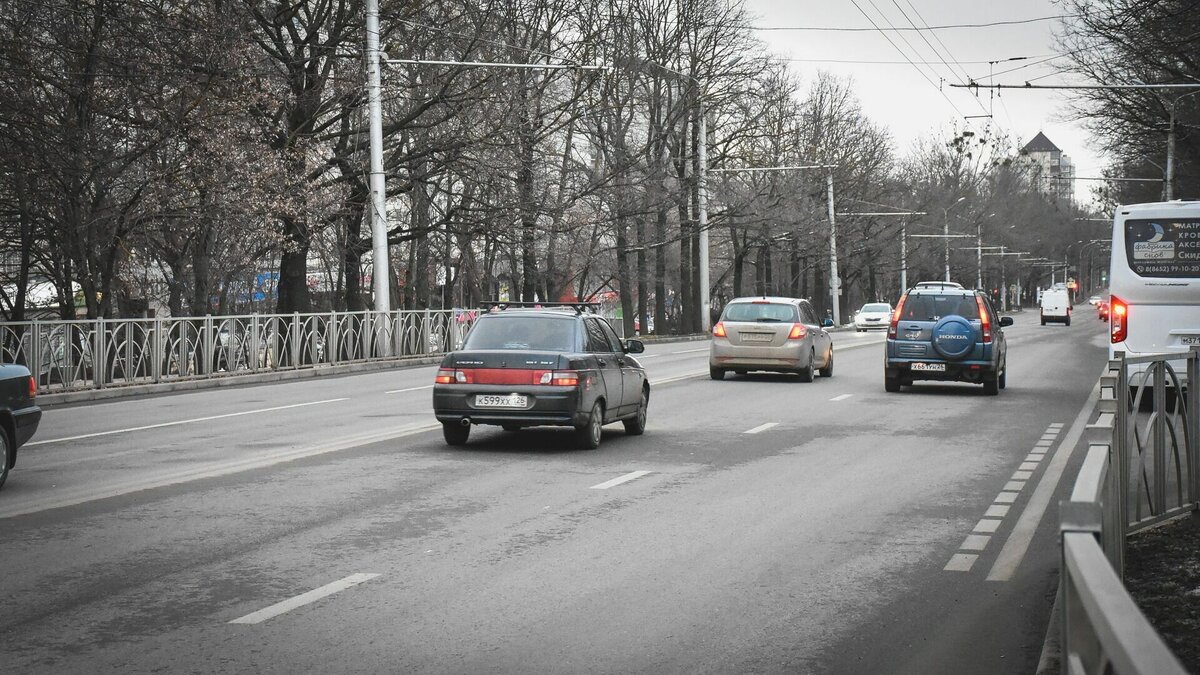     В рамках нацпроекта «Безопасные качественные дороги» власти собираются обновить двенадцать участков дорог, ведущих к больницам и поликлиникам Тюменской области. Об этом сообщили в telegram-канале ГУС ТО.