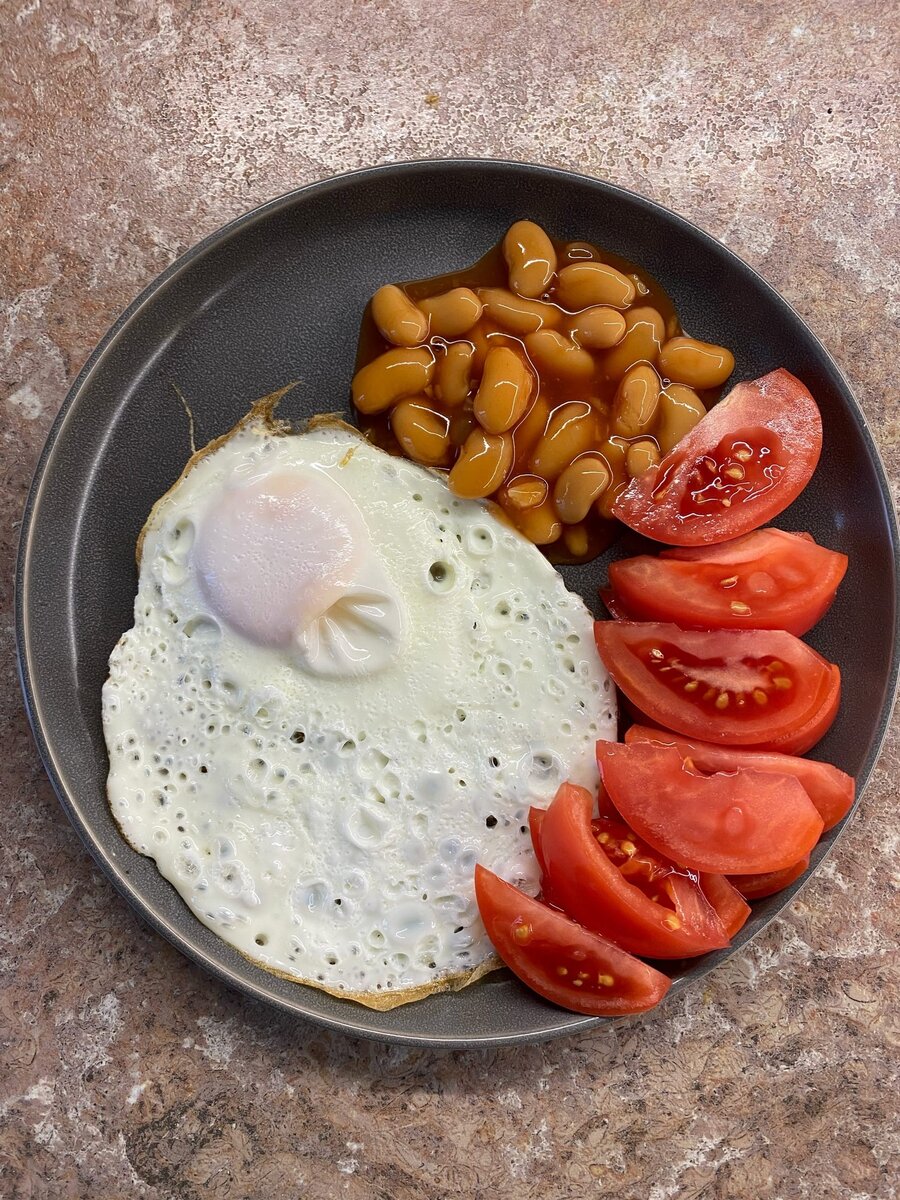 Яичница + фасоль в томатном соусе + помидорка