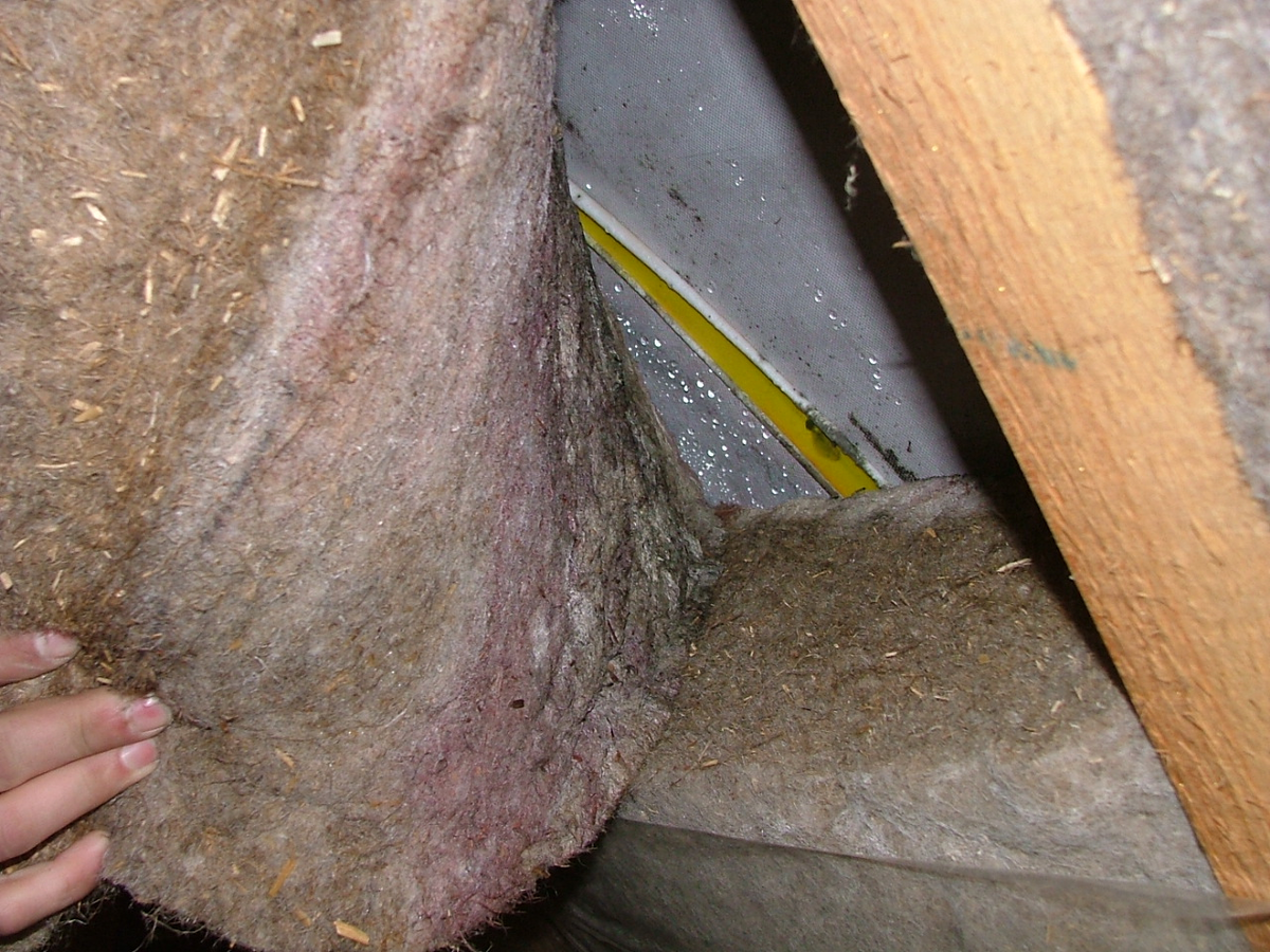 Влажная и, следовательно, неэффективная теплоизоляция после проникновения воды снаружи.