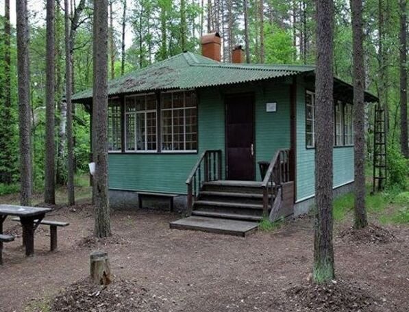 Дом с засыпными стенами под Ленинградом, пардон - Санкт-Петербургом. Стоит уже 70 лет и не гниет