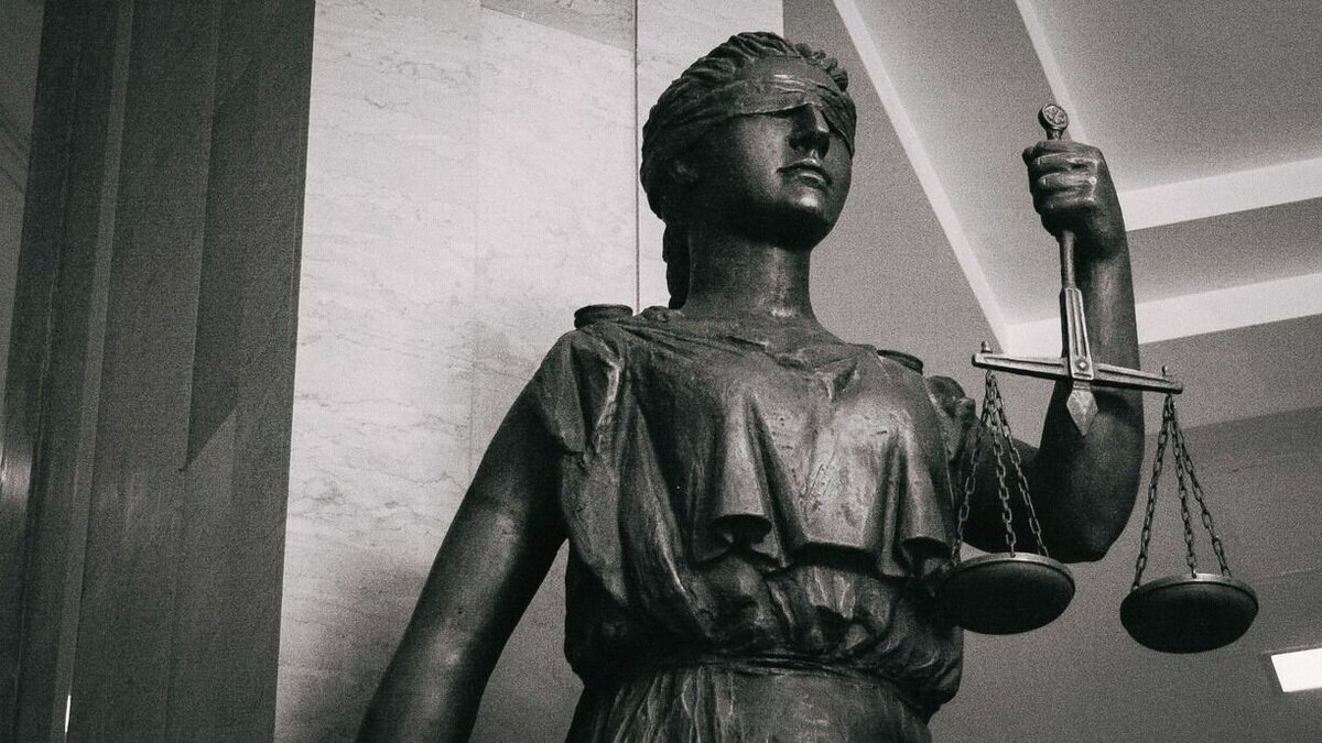     Сегодня в Центральном районном суде прошло слушание по делу о разводе тюменских супругов. Ранее муж подал документы о смене пола в паспорте, документы попали в прокуратуру, после чего было решено разводить пару. Влюбленные хотели оспорить решение в суде и высказали свою позицию.