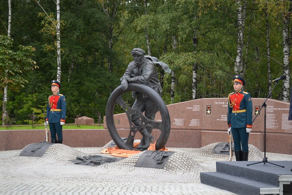 Памятник воинам водителям в Москве