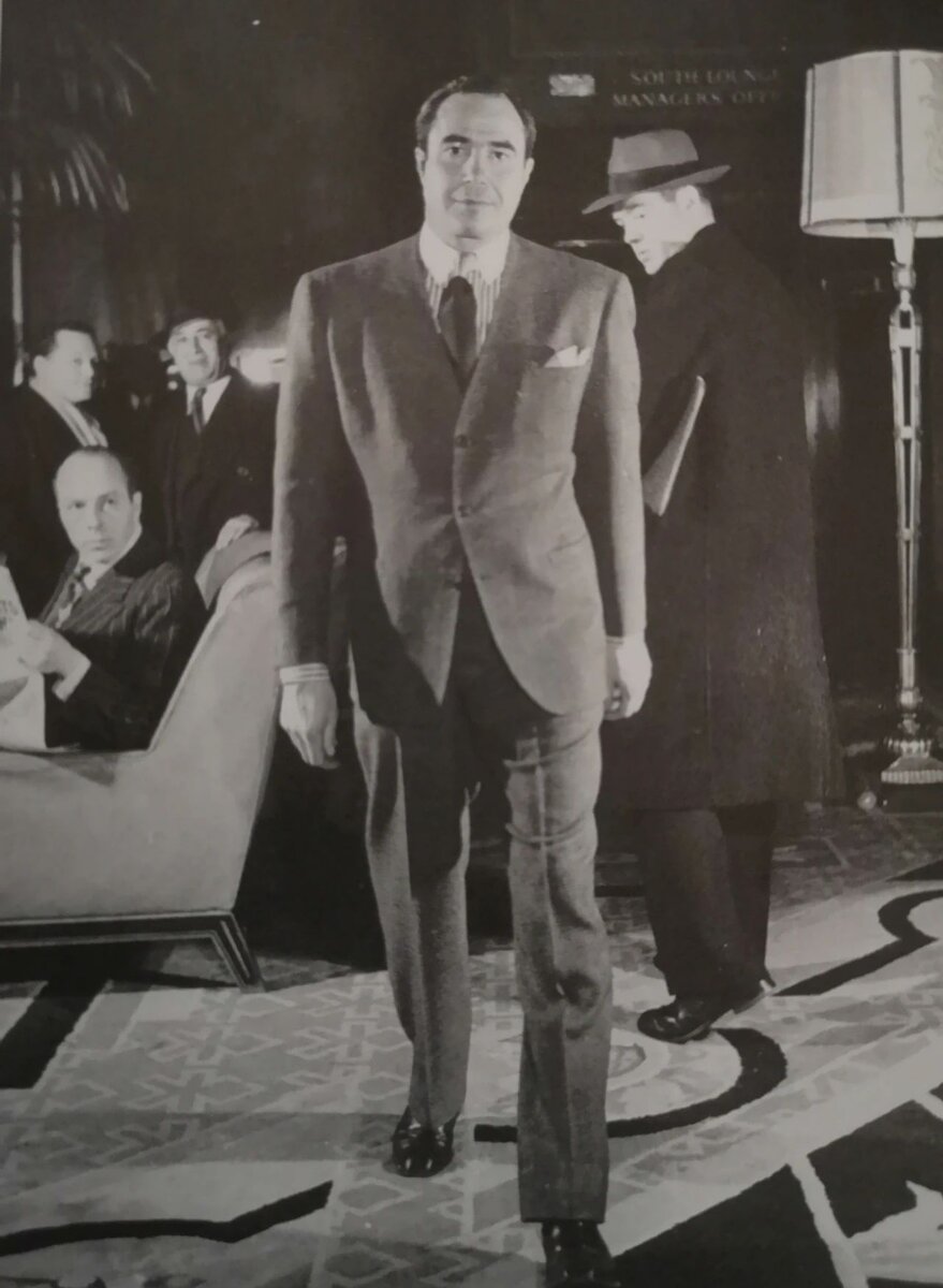 Повседневный костюм, созданный в рамках проекта рационального пошива одежды в США в 1942 году: в нем нет абсолютно ничего лишнего – лацканов, клапанов на карманах и отворотов на брюках. Фото из книги Кэлли Блэкмен «100 лет моды для мужчин». 