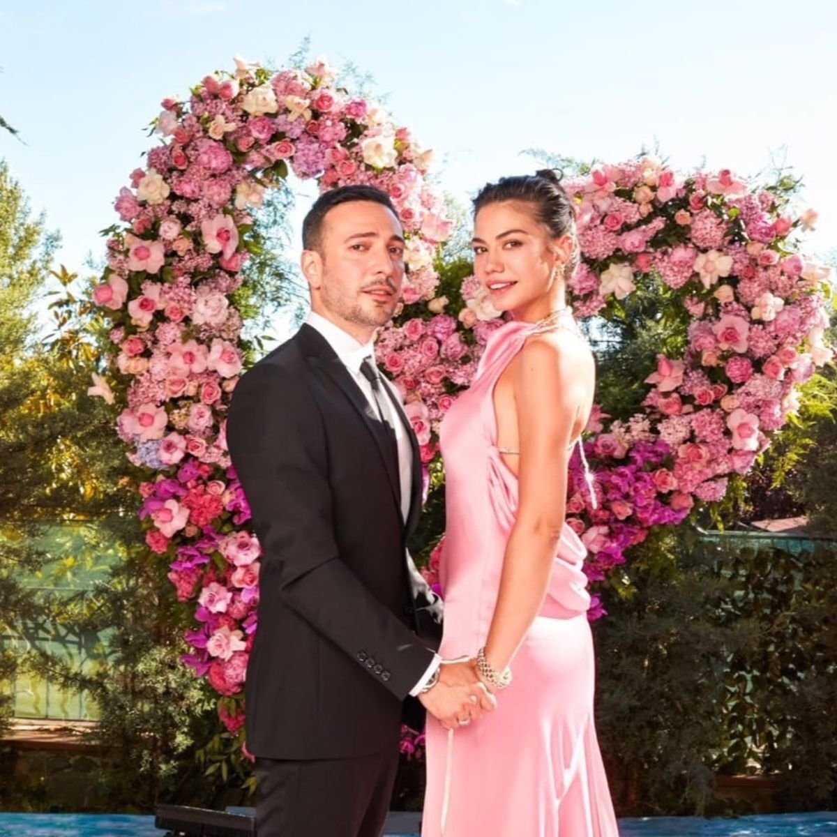      Фото с помолвки Демет Оздемир